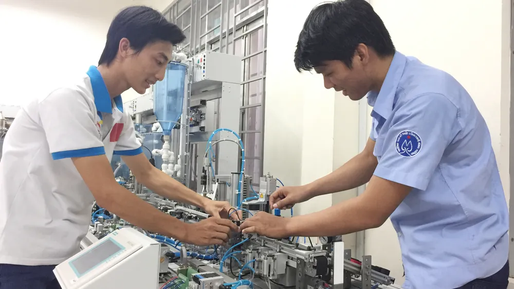 Hải (bên phải) và Tiến tập luyện để chuẩn bị cho kỳ thi tay nghề ASEAN  lần thứ XI 