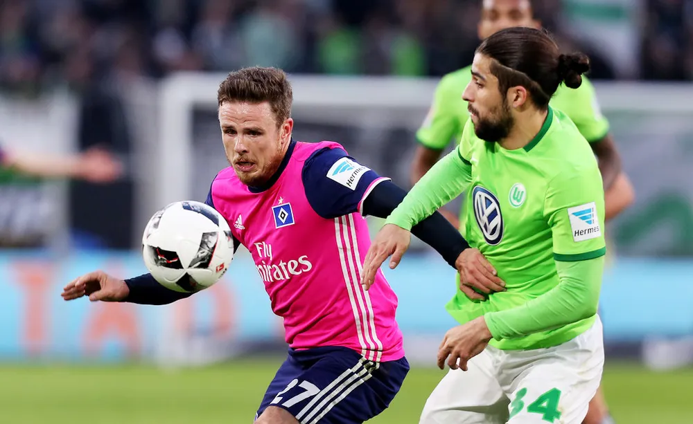 Hamburg (trái) chỉ có một con đường để tránh suất dự vòng play-off là phải đá bại Wolfsburg.