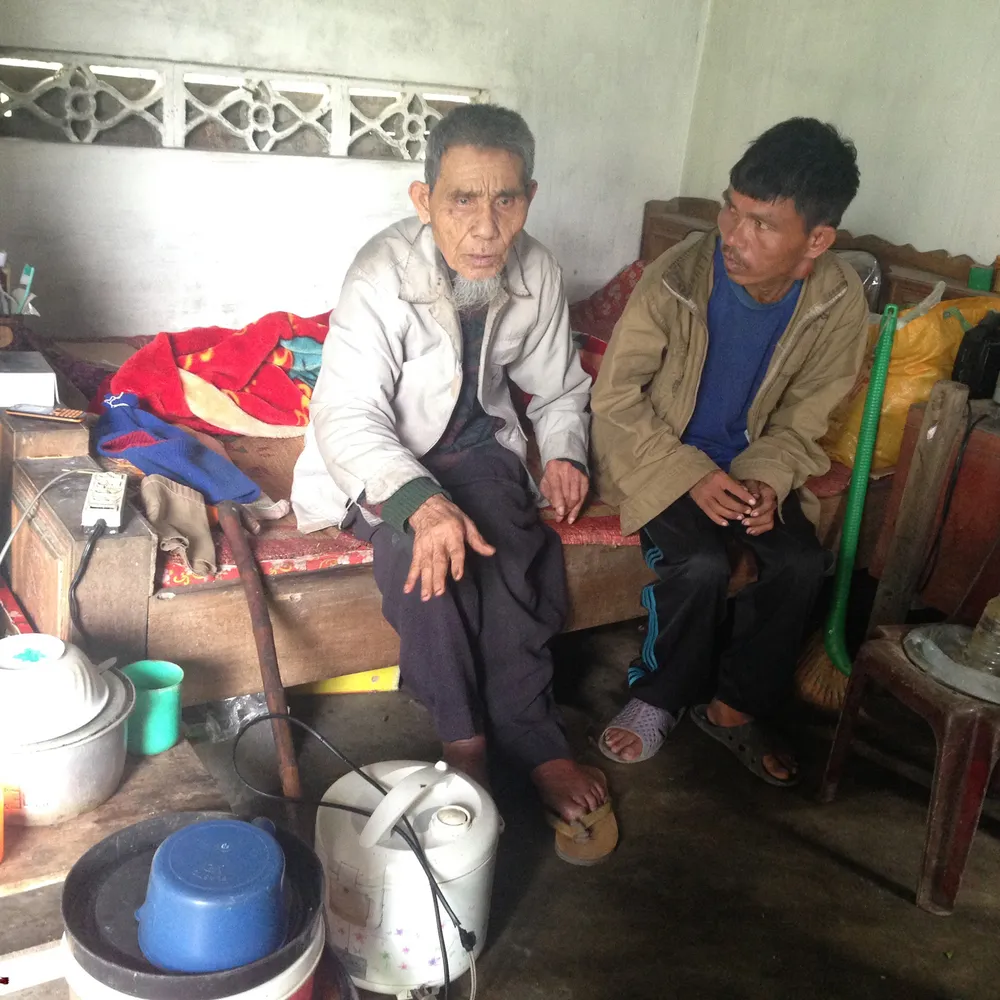 Nhặt ve chai nuôi cha liệt, anh trai tâm thần ảnh 1