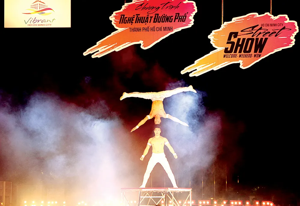 Tiết mục xiếc sức mạnh đôi tay do NSƯT  Quốc Cơ và NSƯT  Quốc Nghiệp biểu diễn