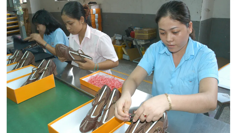 Sản xuất giày tại một doanh nghiệp. Ảnh: THÀNH TRÍ