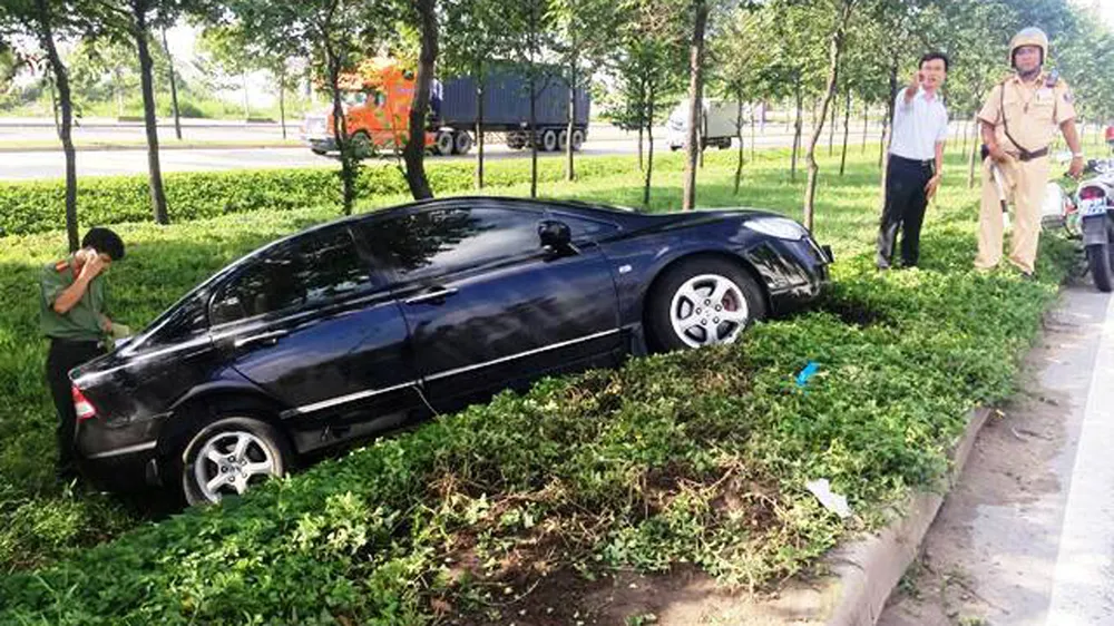 Ba cha con kêu cứu thất thanh trong ô tô sau va chạm với container ảnh 1