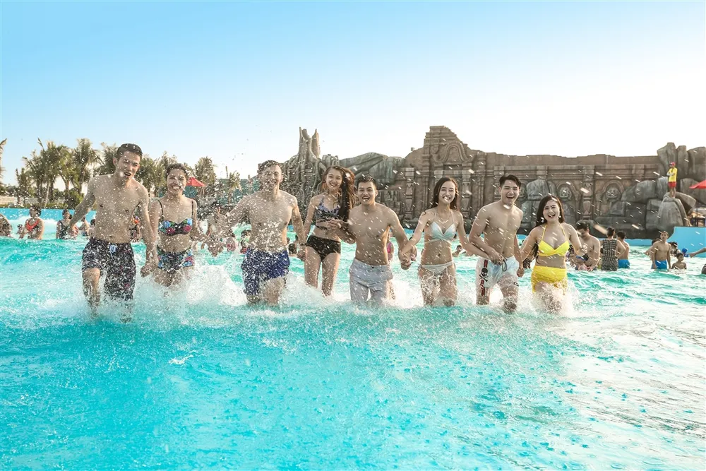 Du khách háo hức khám phá công viên nước hàng đầu khu vực tại Hạ Long ảnh 9