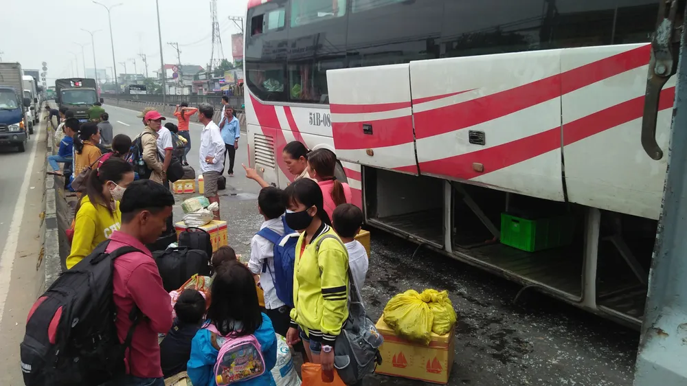 Hành khách hoảng loạn khi 4 ô tô va chạm trên Quốc lộ 1 ảnh 1