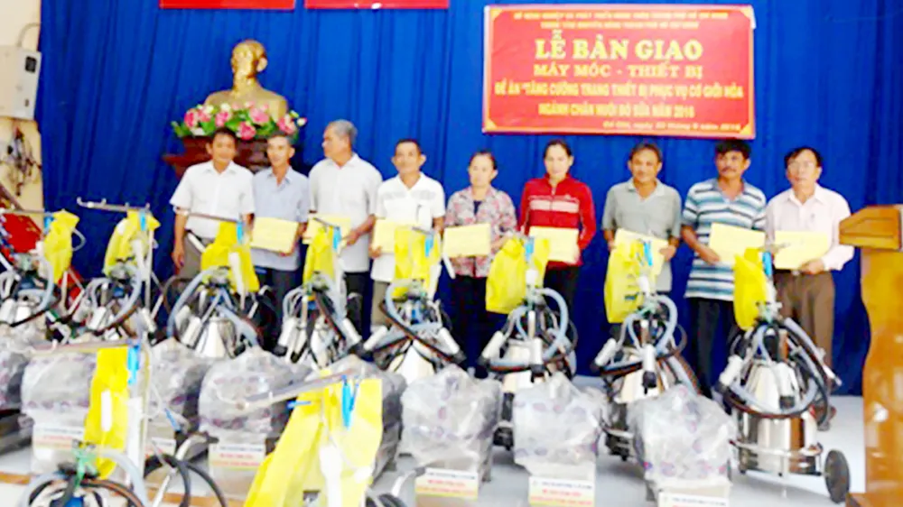 Bàn giao máy móc, thiết bị hỗ trợ các hộ  chăn nuôi bò sữa trên địa bàn TPHCM