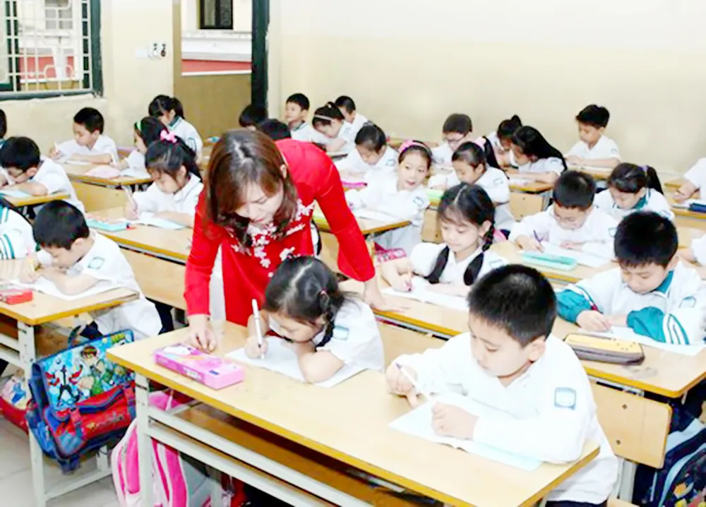 Tăng thu nhập, bảo đảm vị thế xã hội cho giáo viên ảnh 2