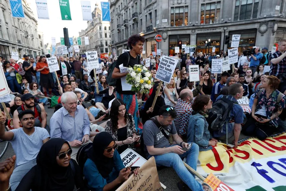 Cháy chung cư tại Anh: Cảnh sát xác định không có dấu hiệu cố tình gây cháy ảnh 4