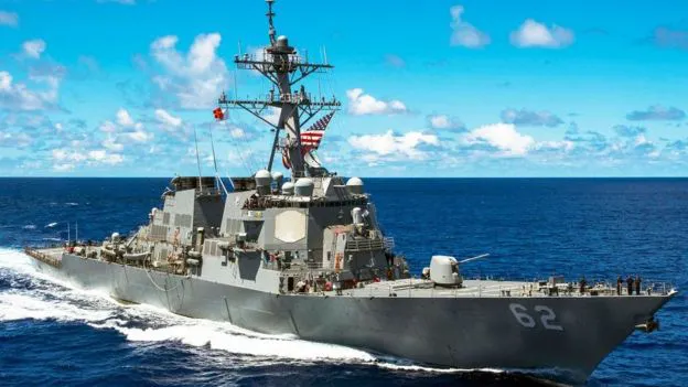 Tàu khu trục Mỹ va chạm với tàu hàng Philippines, 7 thủy thủ mất tích ảnh 1