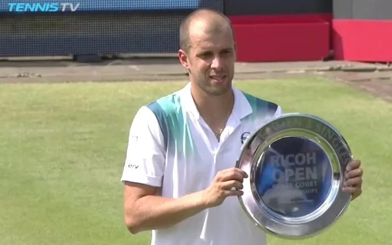 Gilles Muller và chiếc đĩa bạc vô địch Ricoh OpenKarlovic hối tiếc khi đánh trái tay bằng... 1 tay