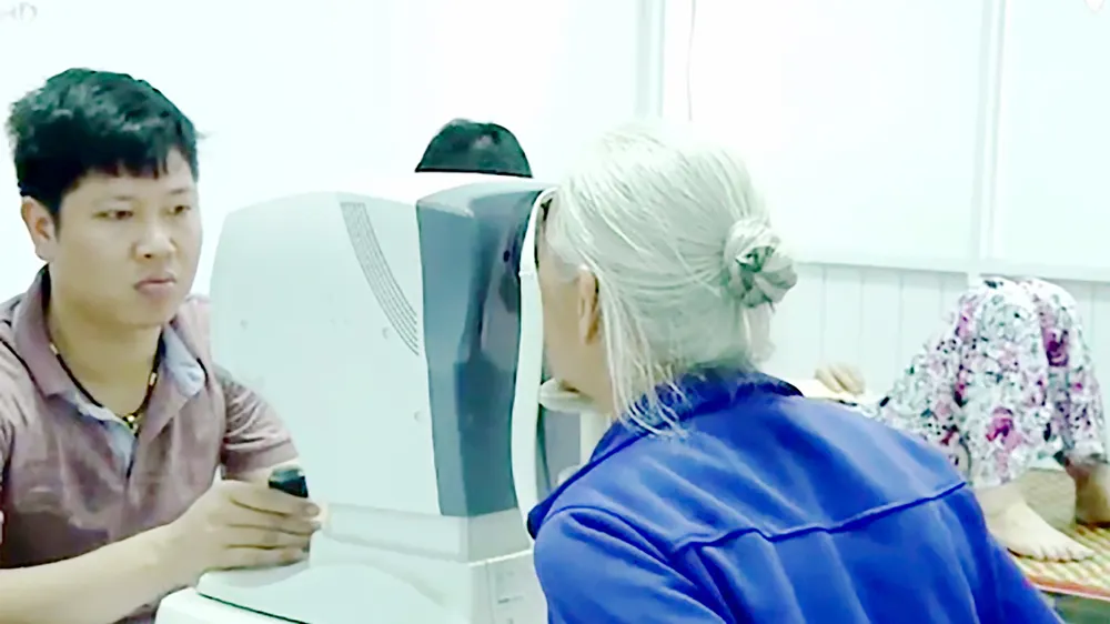 Mang ánh sáng đến người nghèo ảnh 1