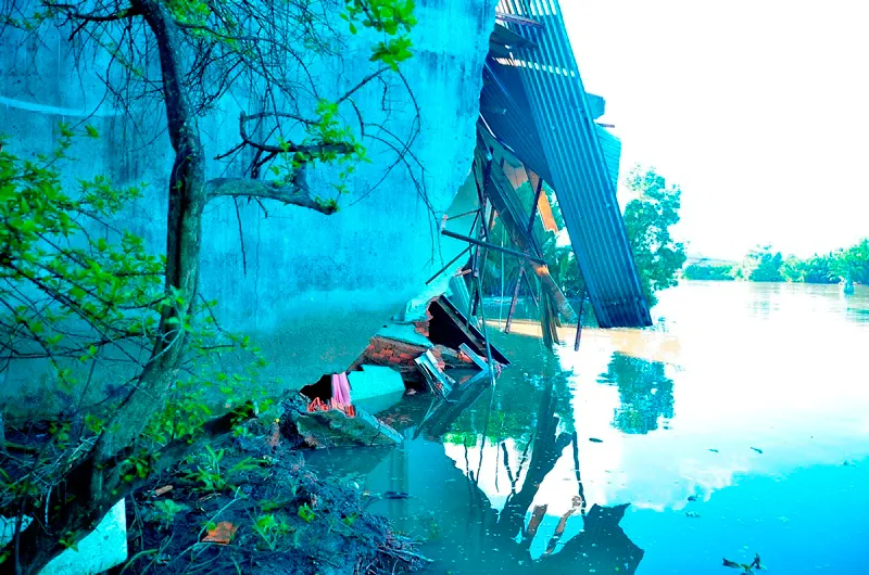 5 căn nhà sạt lở nghiêm trọng trong đêm ảnh 4