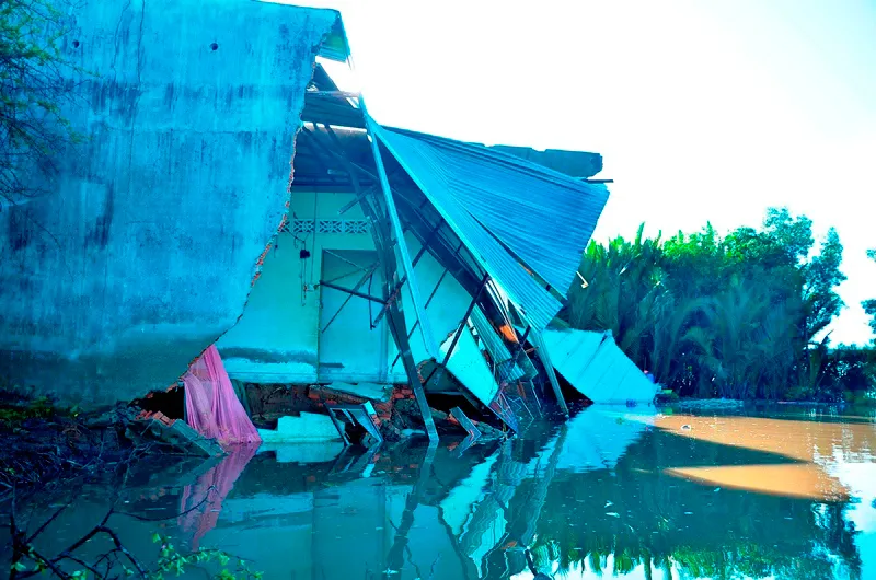 5 căn nhà sạt lở nghiêm trọng trong đêm ảnh 11