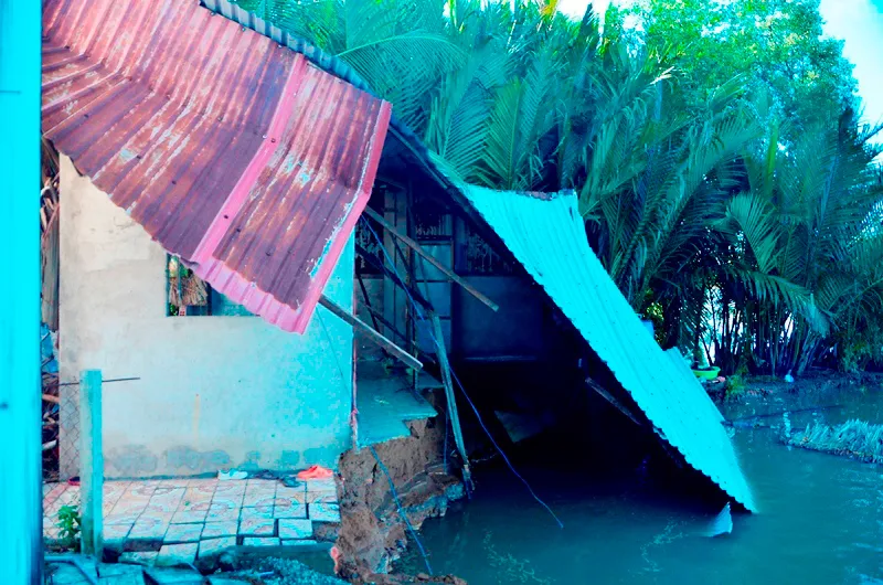 5 căn nhà sạt lở nghiêm trọng trong đêm ảnh 6