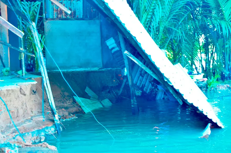 5 căn nhà sạt lở nghiêm trọng trong đêm ảnh 8