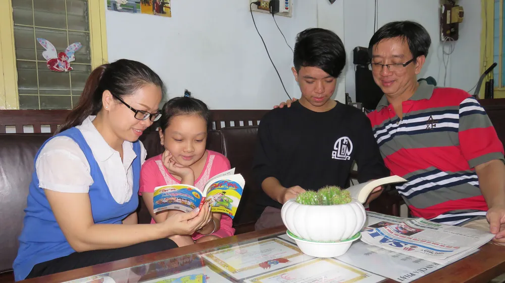 Dạy con biết yêu thương mọi người ảnh 1