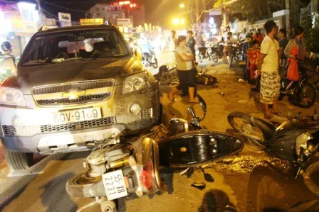 Nghi án chiến sĩ công an điều khiển ôtô đâm nhiều xe máy trên phố ảnh 3