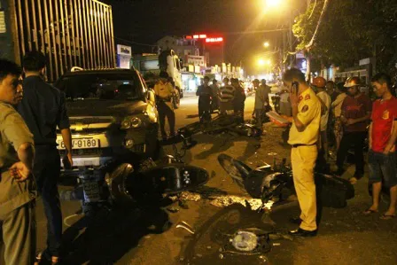 Nghi án chiến sĩ công an điều khiển ôtô đâm nhiều xe máy trên phố ảnh 4