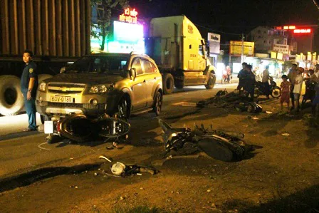 Nghi án chiến sĩ công an điều khiển ôtô đâm nhiều xe máy trên phố ảnh 1