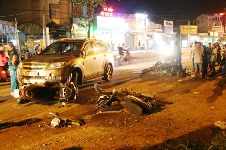 Nghi án chiến sĩ công an điều khiển ôtô đâm nhiều xe máy trên phố ảnh 2