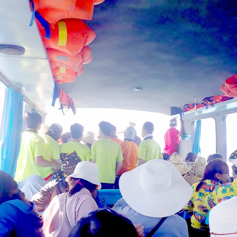 Nhiều hành khách đi đò, phà không mặc áo phao ảnh 1