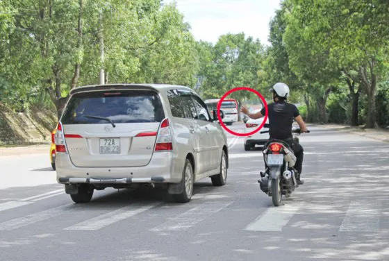 Cò đặc sản bám theo du khách để chèo kéo về điểm mua đặc sản trên đường Phù Đổng Thiên Vương, TP Đà Lạt