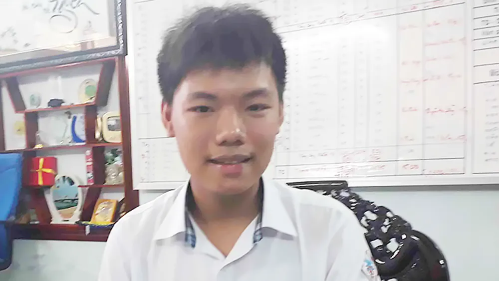 Nguyễn Khoa Bảo tại văn phòng  Trường THPT Nguyễn Huệ, TP Huế