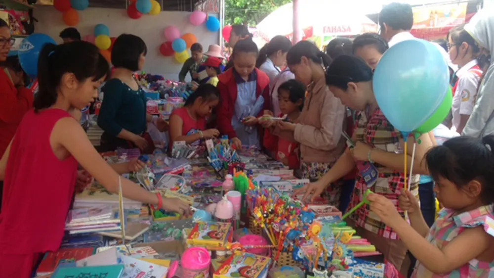 Phụ huynh và học sinh chọn mua các loại học cụ tại Ngày hội bán hàng bình ổn mùa khai trường 2017-2018 do UBND quận Gò Vấp tổ chức. Ảnh: UYỂN CHI