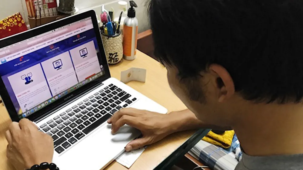 Người dân có thể ở bất cứ nơi nào thuận tiện để nộp hồ sơ xin cấp phép xây dựng qua mạng. Ảnh: Huy Anh