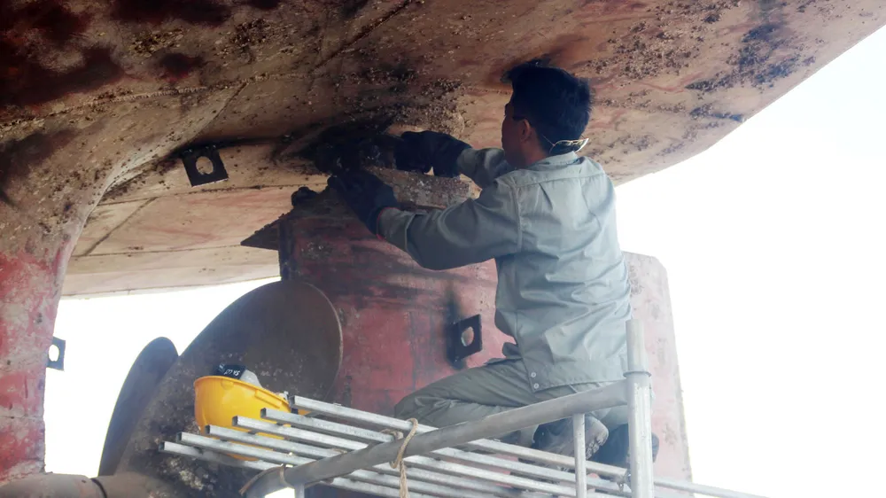 Sự cố tàu vỏ thép: Doanh nghiệp bóc 3 máy tàu hàng “chợ”, thay lại máy chính hãng ảnh 4