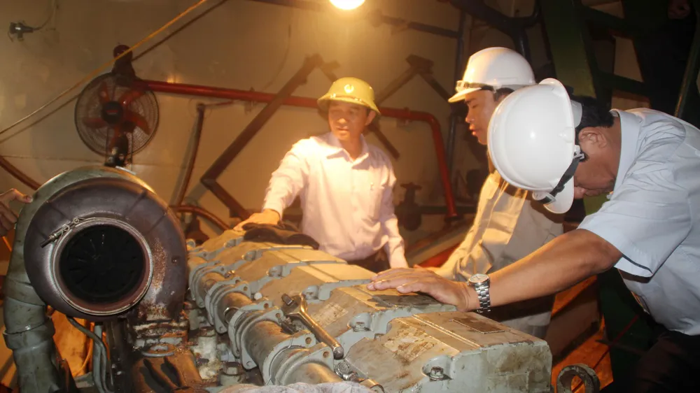 Sự cố tàu vỏ thép: Doanh nghiệp bóc 3 máy tàu hàng “chợ”, thay lại máy chính hãng ảnh 1