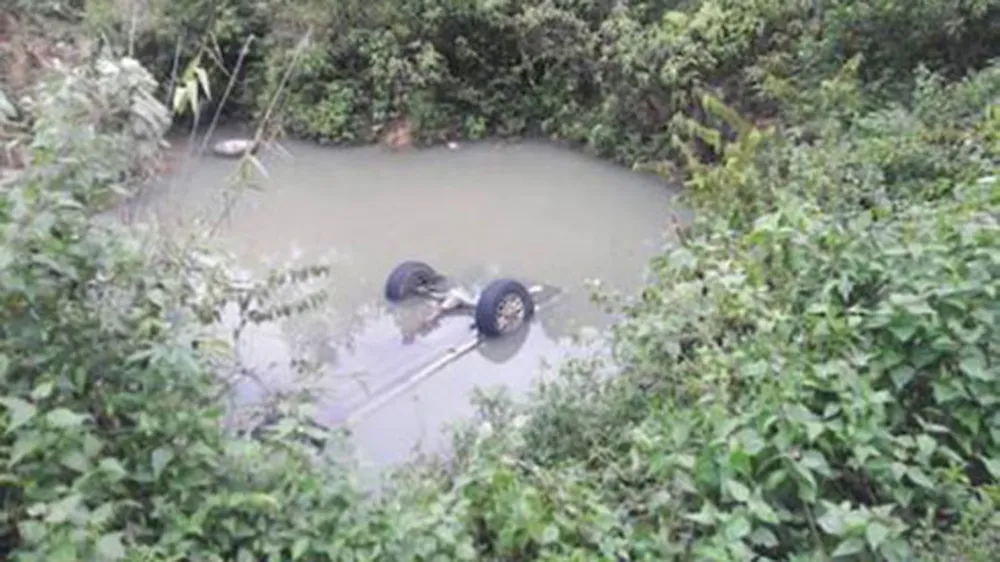 Hiện trường nơi chiếc xe bị lật khiến 2 cán bộ tử vong