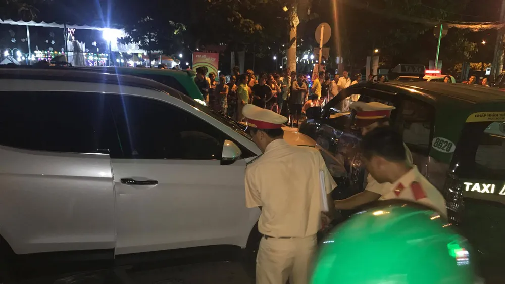 Hai vụ tai nạn trong đêm, 2 người tử vong, hơn 10 người bị thương nhập viện ảnh 6