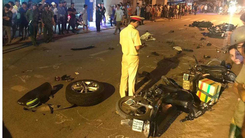 Hai vụ tai nạn trong đêm, 2 người tử vong, hơn 10 người bị thương nhập viện ảnh 7