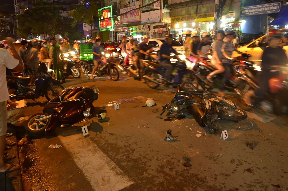 Hai vụ tai nạn trong đêm, 2 người tử vong, hơn 10 người bị thương nhập viện ảnh 2