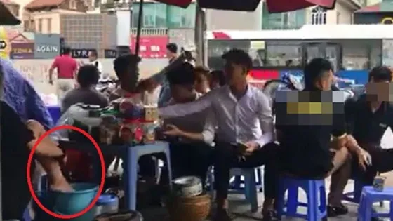 Hình ảnh cô gái lấy nước rửa chân pha trà đá được đăng tải trên mạng xã hội. Ảnh được cắt từ clip