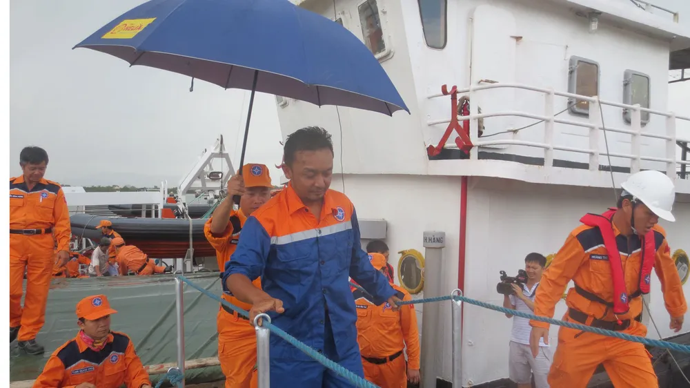 Đưa thuyền viên Malaysia gặp nạn trên biển vào bờ