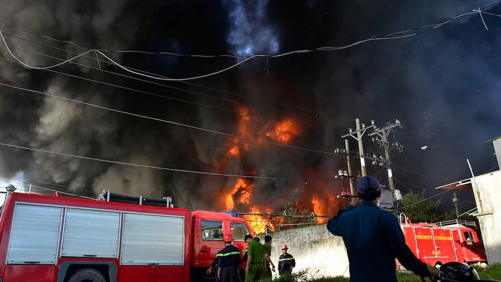 TPHCM: Hàng trăm cảnh sát tham gia chữa cháy tại công ty nhựa Tuấn Thông ảnh 3