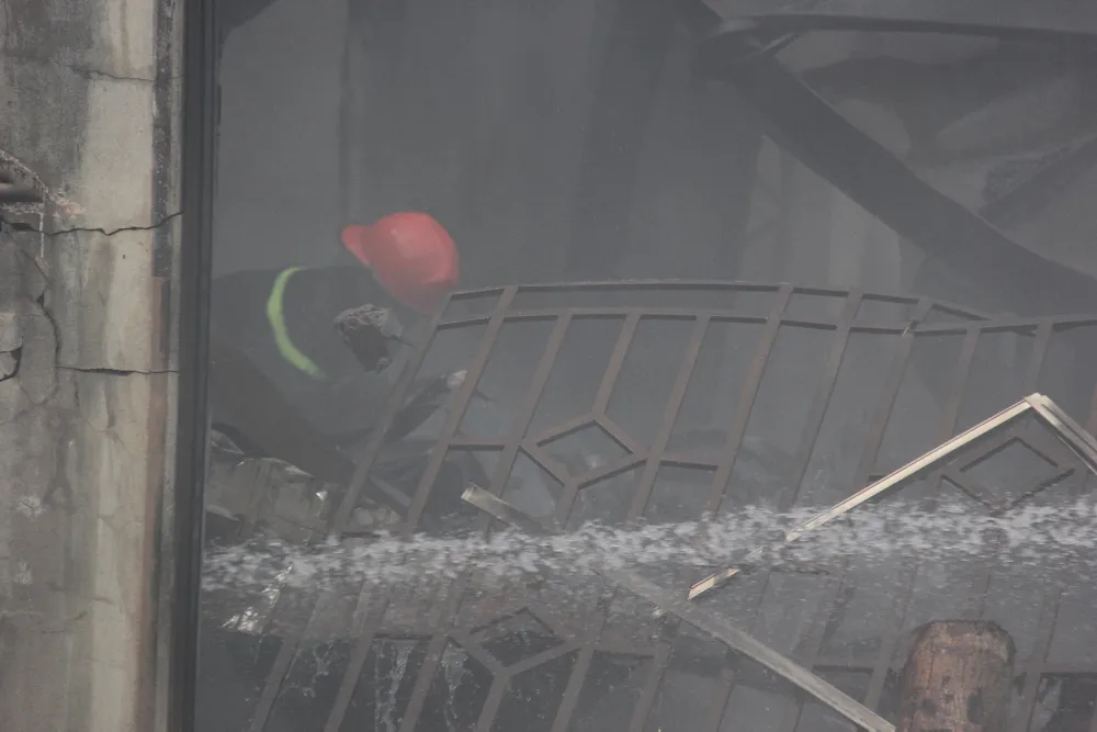 5 giờ chống chọi đám cháy kinh hoàng tại nhà xưởng rộng 3.000m² ở Bình Chánh ảnh 17