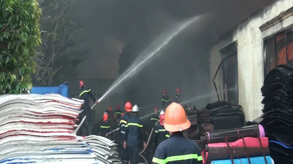 5 giờ chống chọi đám cháy kinh hoàng tại nhà xưởng rộng 3.000m² ở Bình Chánh ảnh 18