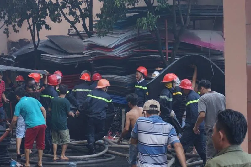 5 giờ chống chọi đám cháy kinh hoàng tại nhà xưởng rộng 3.000m² ở Bình Chánh ảnh 15