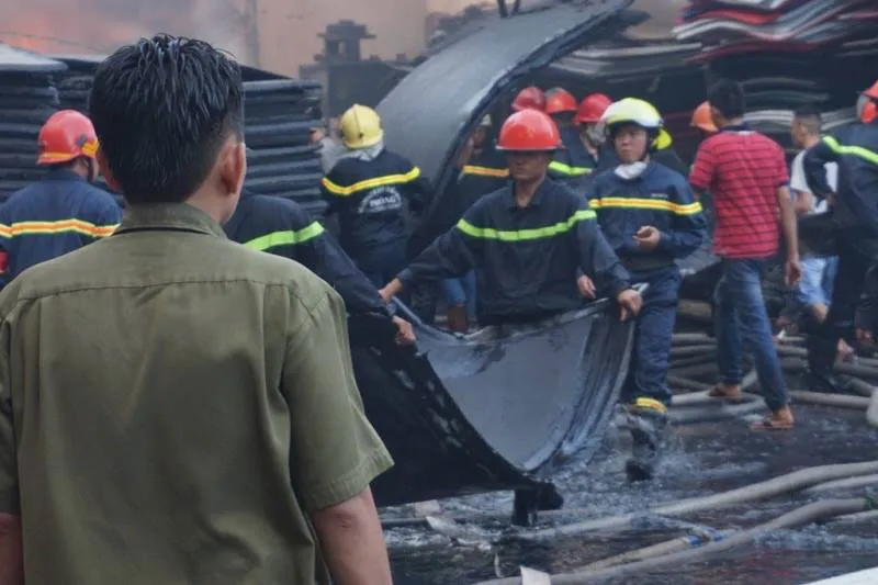 5 giờ chống chọi đám cháy kinh hoàng tại nhà xưởng rộng 3.000m² ở Bình Chánh ảnh 20