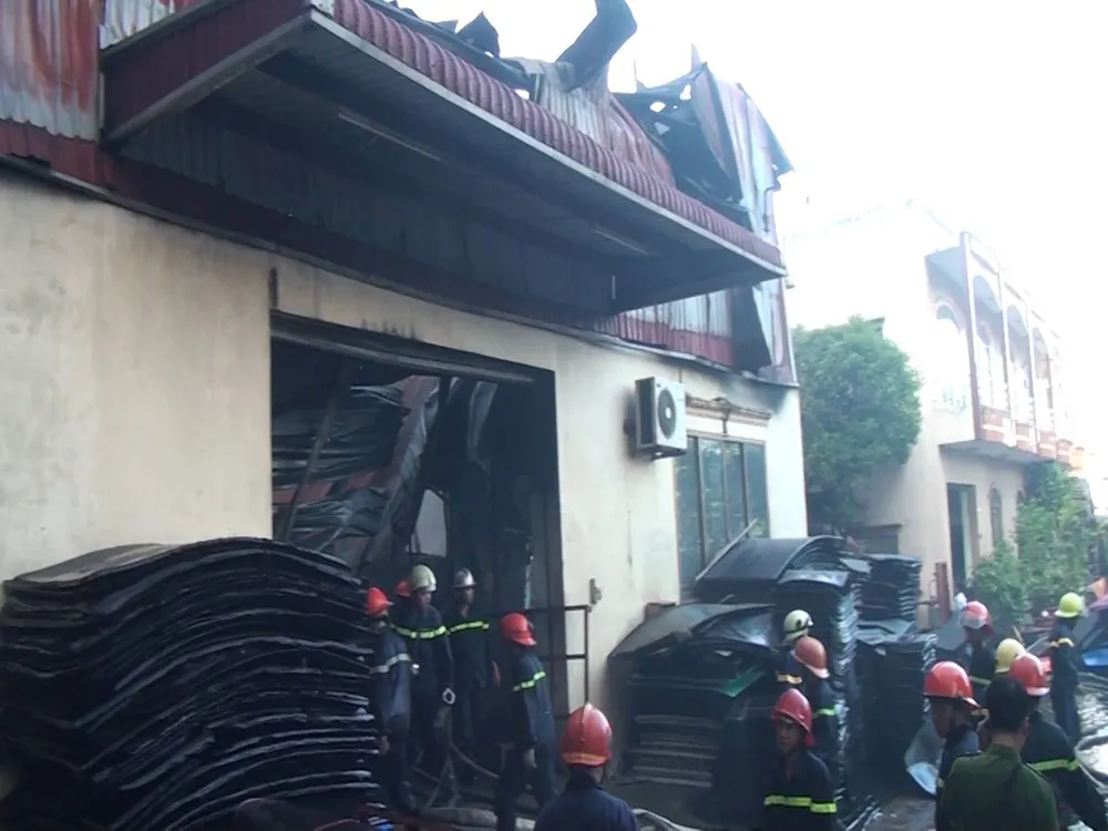 5 giờ chống chọi đám cháy kinh hoàng tại nhà xưởng rộng 3.000m² ở Bình Chánh ảnh 22