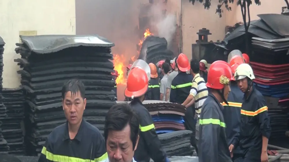 5 giờ chống chọi đám cháy kinh hoàng tại nhà xưởng rộng 3.000m² ở Bình Chánh ảnh 25