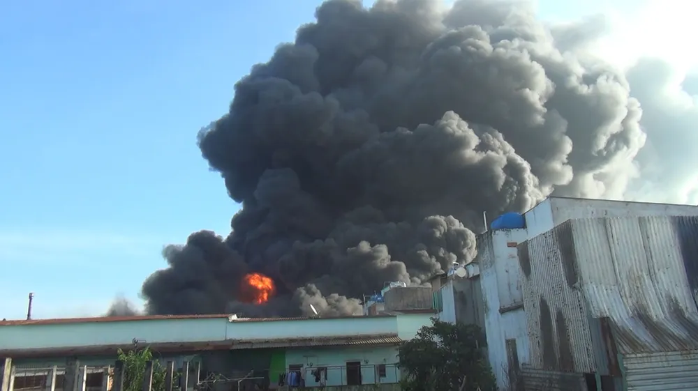 5 giờ chống chọi đám cháy kinh hoàng tại nhà xưởng rộng 3.000m² ở Bình Chánh ảnh 8