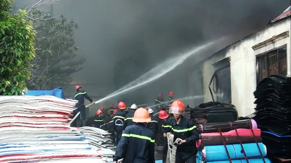 5 giờ chống chọi đám cháy kinh hoàng tại nhà xưởng rộng 3.000m² ở Bình Chánh ảnh 27