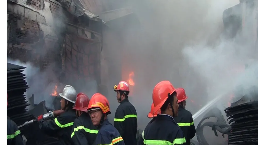 5 giờ chống chọi đám cháy kinh hoàng tại nhà xưởng rộng 3.000m² ở Bình Chánh ảnh 28