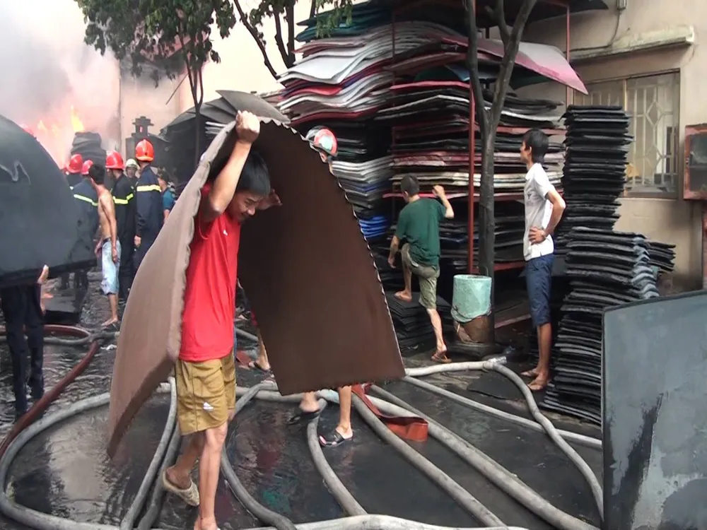 5 giờ chống chọi đám cháy kinh hoàng tại nhà xưởng rộng 3.000m² ở Bình Chánh ảnh 6