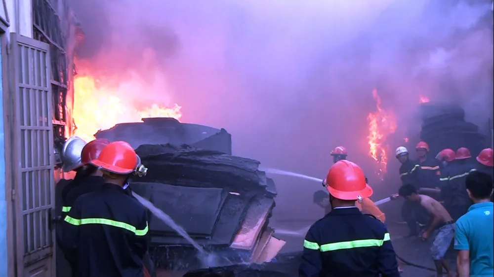 5 giờ chống chọi đám cháy kinh hoàng tại nhà xưởng rộng 3.000m² ở Bình Chánh ảnh 29