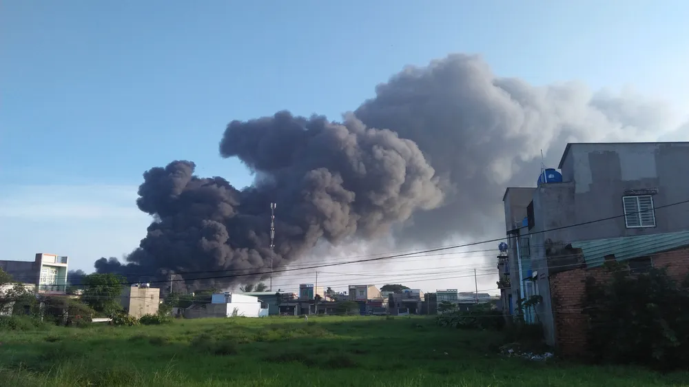 5 giờ chống chọi đám cháy kinh hoàng tại nhà xưởng rộng 3.000m² ở Bình Chánh ảnh 11