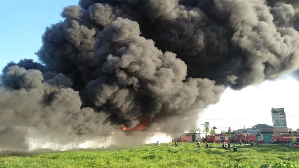 5 giờ chống chọi đám cháy kinh hoàng tại nhà xưởng rộng 3.000m² ở Bình Chánh ảnh 12